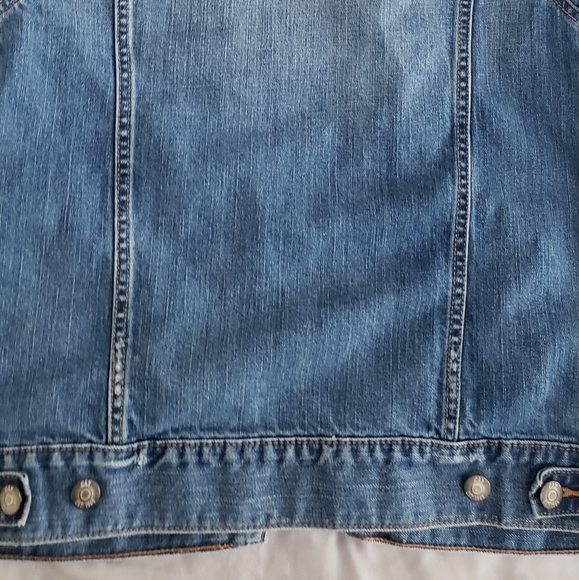 Kid's (unisex) Gap distressed jean jacket. - Picture 7 of 7